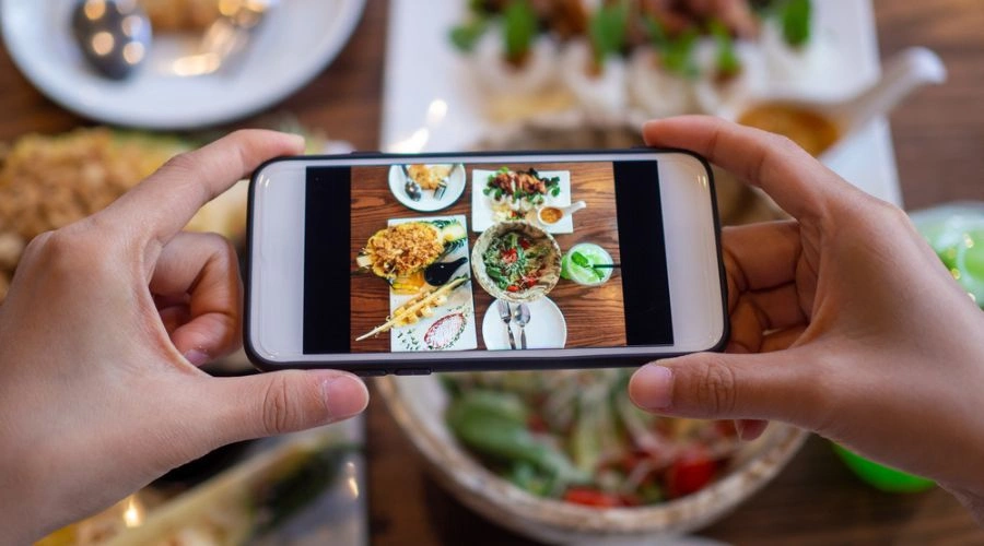 How Social Media Promotes Unrealistic Eating Habits